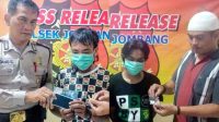 Kedua tersangka beserta barang bukti, saat dirilis petugas di Polsek Jombang Kota.