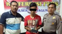 Tersangka beserta barang bukti berupa 40 butir pil doubel L, saat dirilis petugas di Polsek Mojoagung, Jombang.