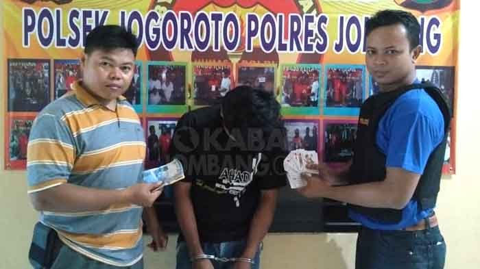 Tersangka beserta barang buktinya, saat dirilis petugas di Mapolsek Jogoroto, Jombang.