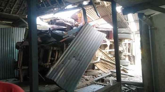Kondisi truk yang terguling setelah menabrak rumah kosong yang berada di pinggir Jalan Raya Desa Catakgayam, Kecamatan Mojowarno, Jombang.