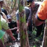 olah TKP dan pembongkaran makam mayat bayi yang ditemukan di saluran irigasi Dusun Jatirowo, Desa Jatigedong, Kecamatan Ploso, Kabupaten Jombang.
