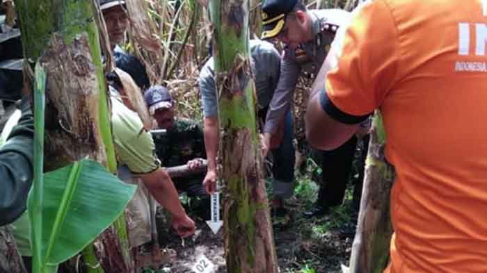 olah TKP dan pembongkaran makam mayat bayi yang ditemukan di saluran irigasi Dusun Jatirowo, Desa Jatigedong, Kecamatan Ploso, Kabupaten Jombang.