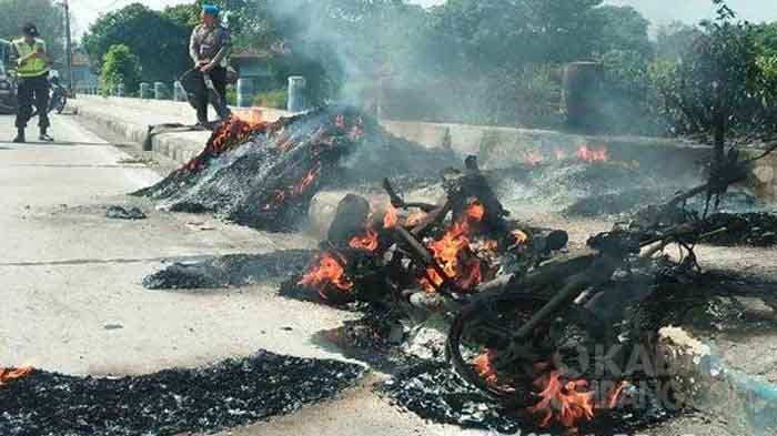 Sepeda motor dan muatannya terbakar di Jombang