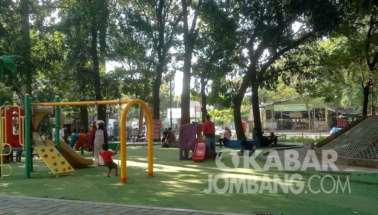 Sejumlah warga bersantai di Taman Kebon Rojo, Jombang pada Jumat (19/6/2020). (dok KabarJombang.com)