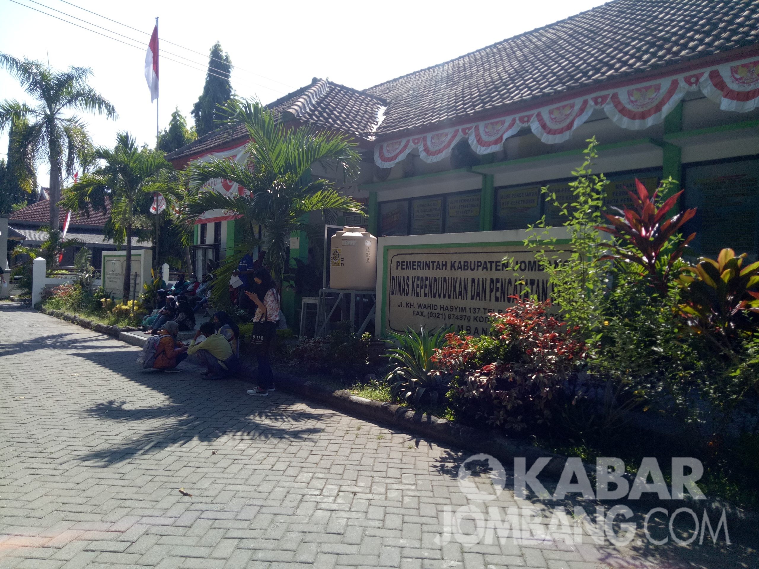 Nampak beberapa orang yang mengantre menunggu panggilan pelayanan di kantor Dispenduk Capil Kabupaten Jombang. KabarJombang.com/Diana Kusuma/