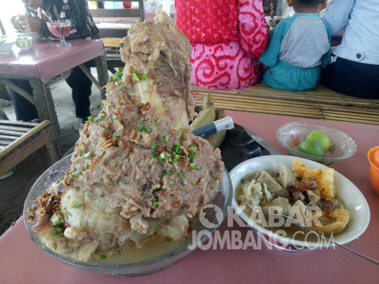 Oke, mari kita buat artikel mendalam tentang fenomena Bakso Setan, bakso berukuran super jumbo yang mengguncang dunia kuliner Indonesia.