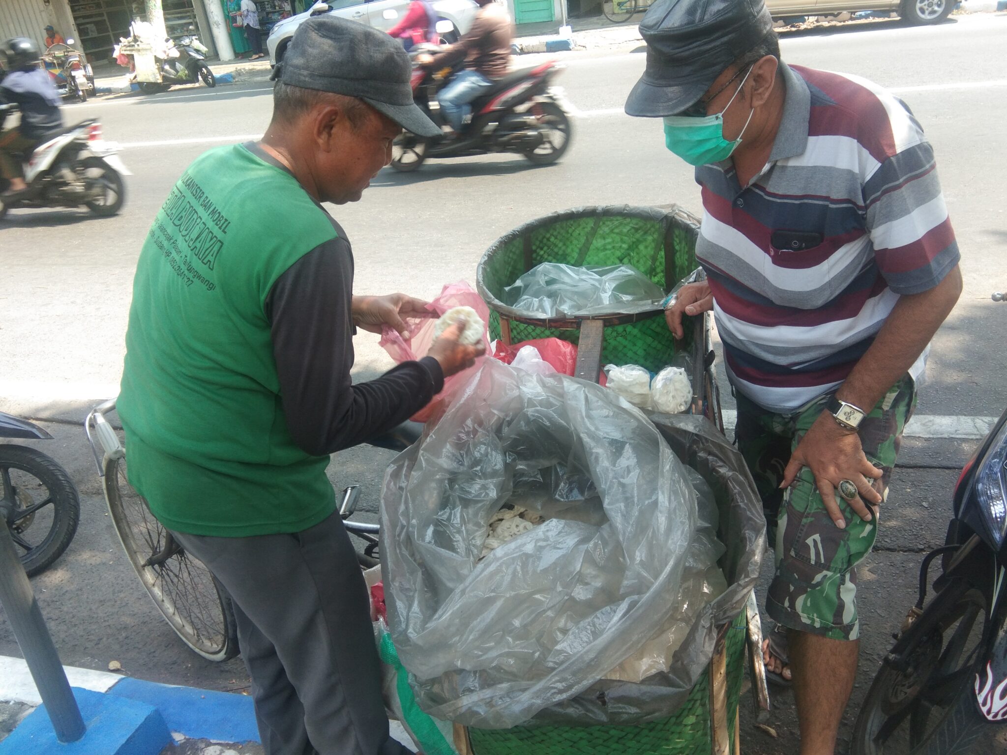 Puluhan Tahun Jualan Krupuk Keliling Seorang Kakek  di 