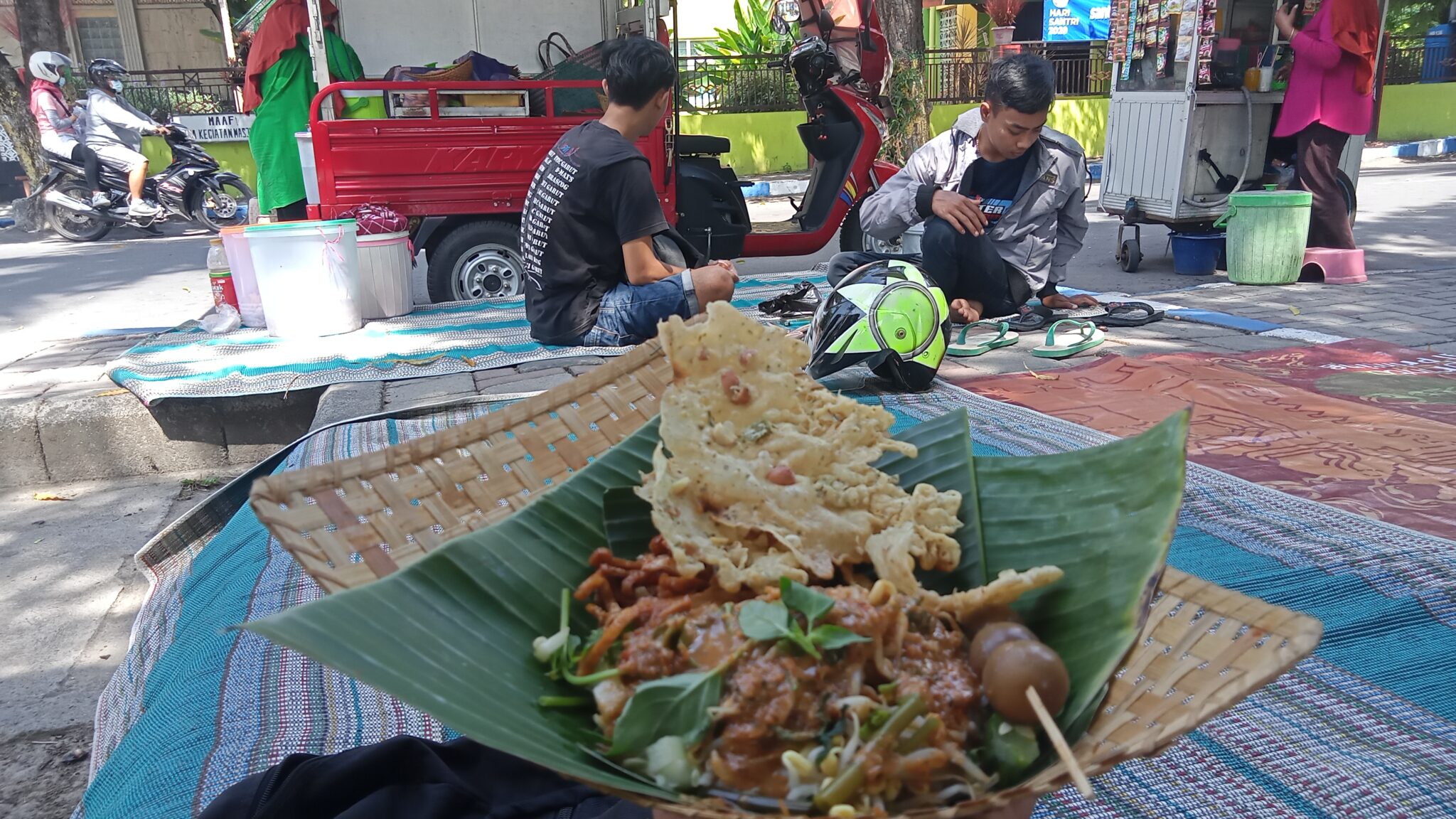 Nikmatnya Pecel Pincuk Kaki Lima, di Alun-alun Jombang | Kabar Jombang