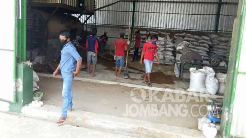 Aktivitas pabrik penggilingan bulu ayam di Dusun Jambe, Desa Bangsri, Kecamatan Plandaan, Kabupaten Jombang. (Foto: Istimewa)