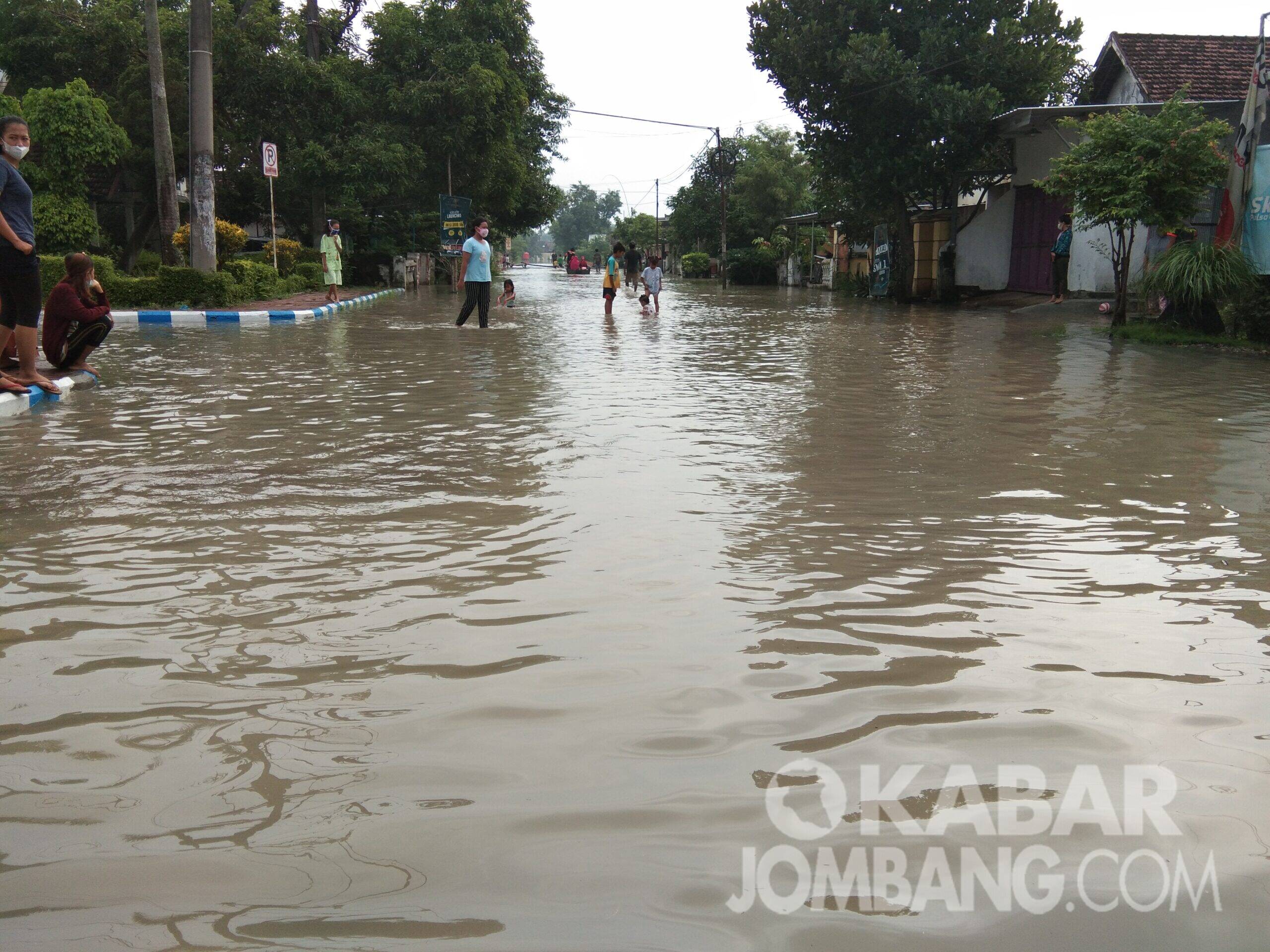 Banjir yang menggenangi Dusun Beluk, Desa Jombok, Kecamatan Kesamben, Kabupaten Jombang belum juga surut hingga hari kesebelas, Senin (11/1/2021). KabarJombang.com/Anggraini Dwi/