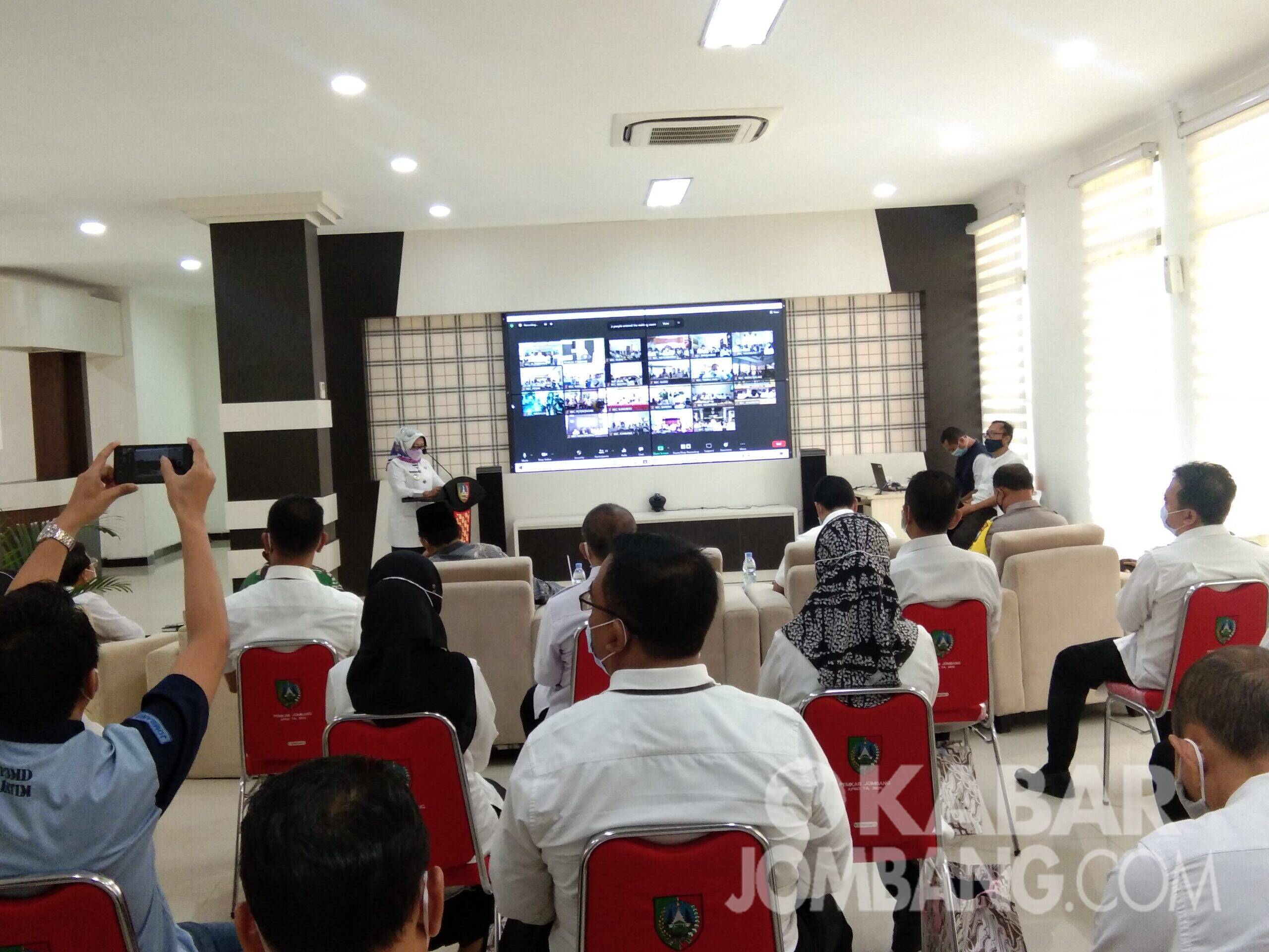 Kegiatan zoom meeting Perbup Jombang tekait DD, ADD, PDRD tahun 2021 di kantor Pemkab Jombang, Rabu (20/1/2021). KabarJombang.com/Anggraini Dwi/