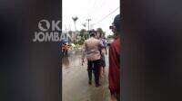 Warga menolak kedatangan Bupati Jombang Mundjidah Wahab saat meninjau banjir di Dusun Beluk, Desa Jombok, Kesamben, Rabu (13/1/2021). KabarJombang,com/Anggraini Dwi/
