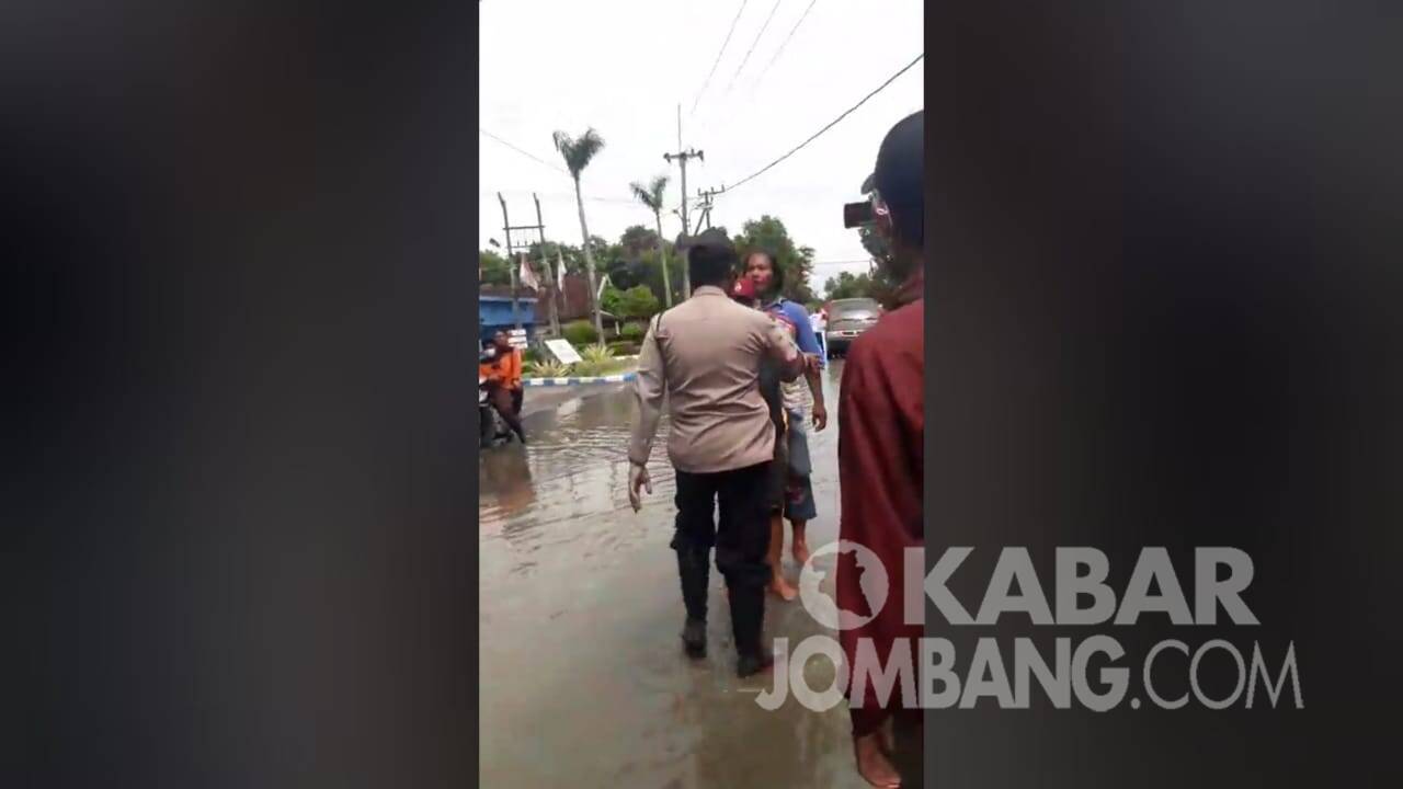 Warga menolak kedatangan Bupati Jombang Mundjidah Wahab saat meninjau banjir di Dusun Beluk, Desa Jombok, Kesamben, Rabu (13/1/2021). KabarJombang,com/Anggraini Dwi/
