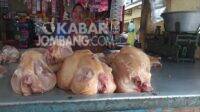 Harga daging ayam di pasar Blimbing, Gudo Jombang. KabarJombang,com/Daniel Eko/