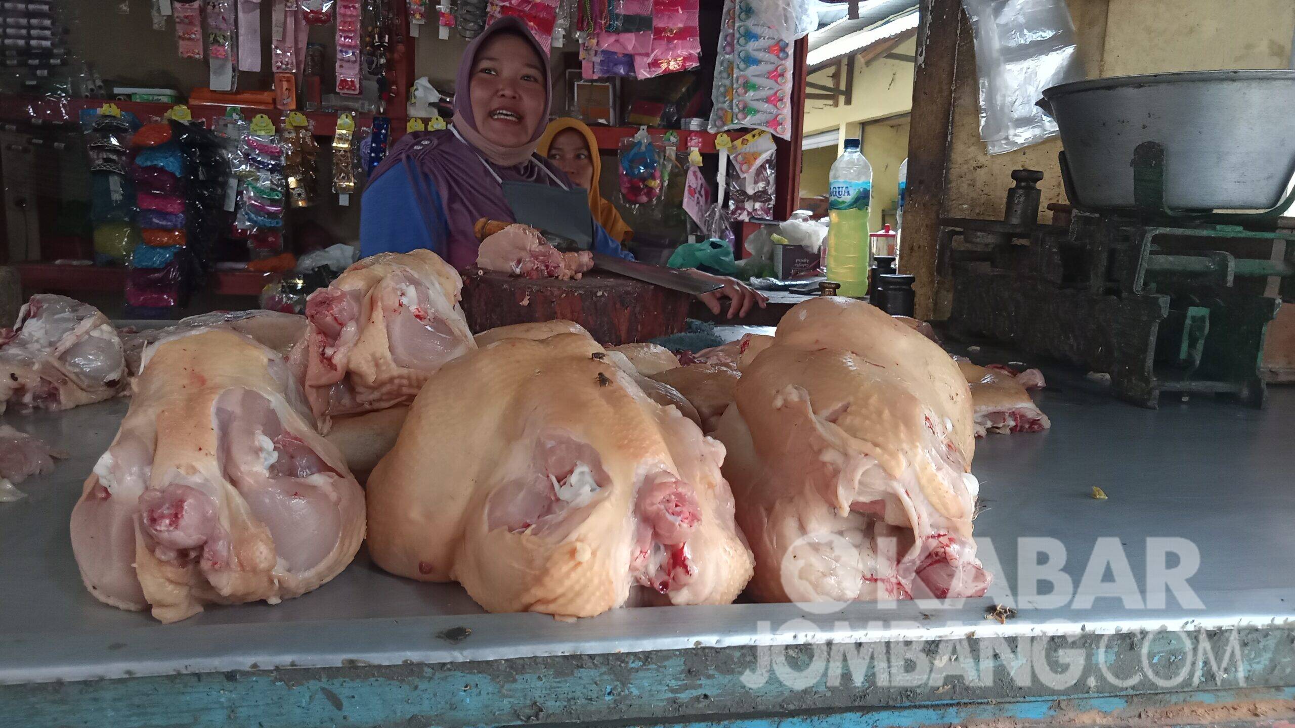 Harga daging ayam di pasar Blimbing, Gudo Jombang. KabarJombang,com/Daniel Eko/