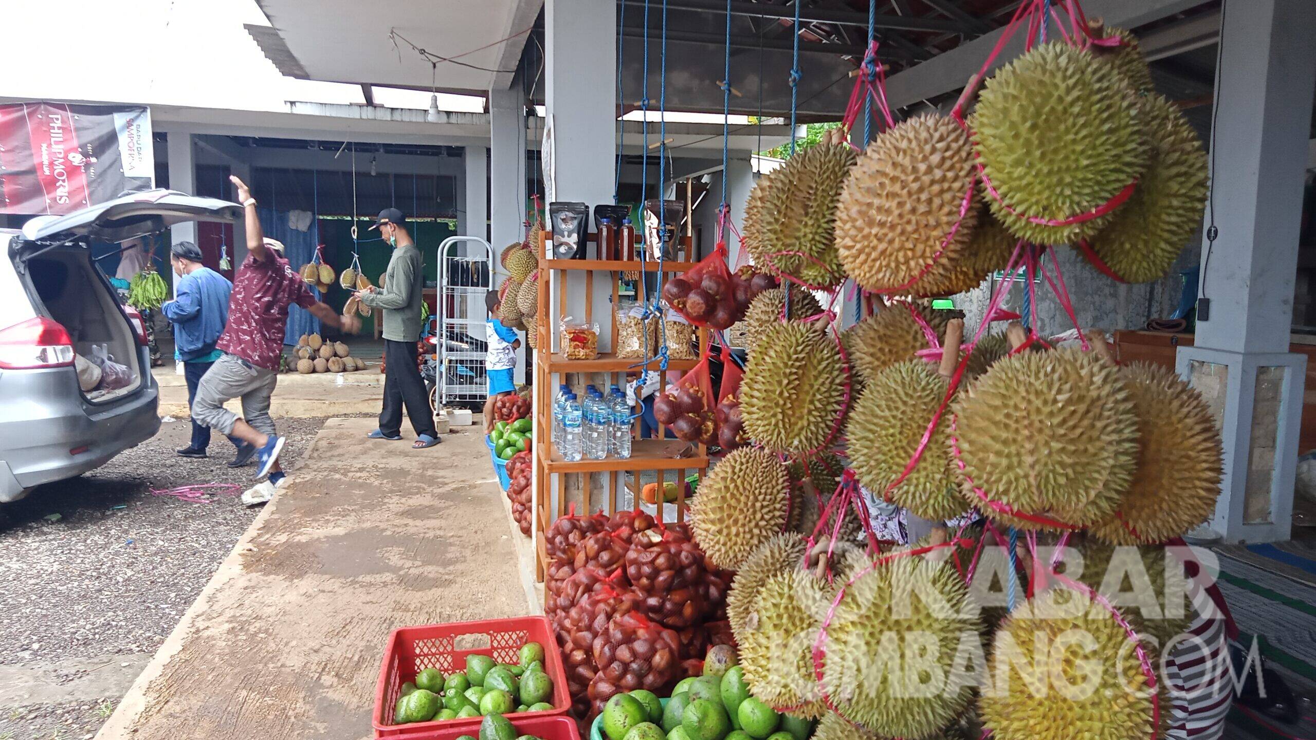 Durian lokal dijajakan di pasar buah Wonosalam Jombang. KabarJombang.com/Daniel Eko/