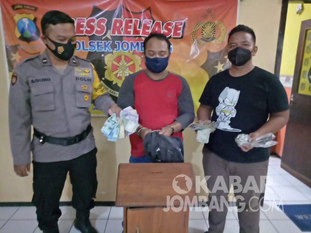 Pelaku pencurian kotak amal di musala Komplek Perum Desa Candimulyo Jombang diamankan polisi. Kabarjombang.com/Diana Kusuma/