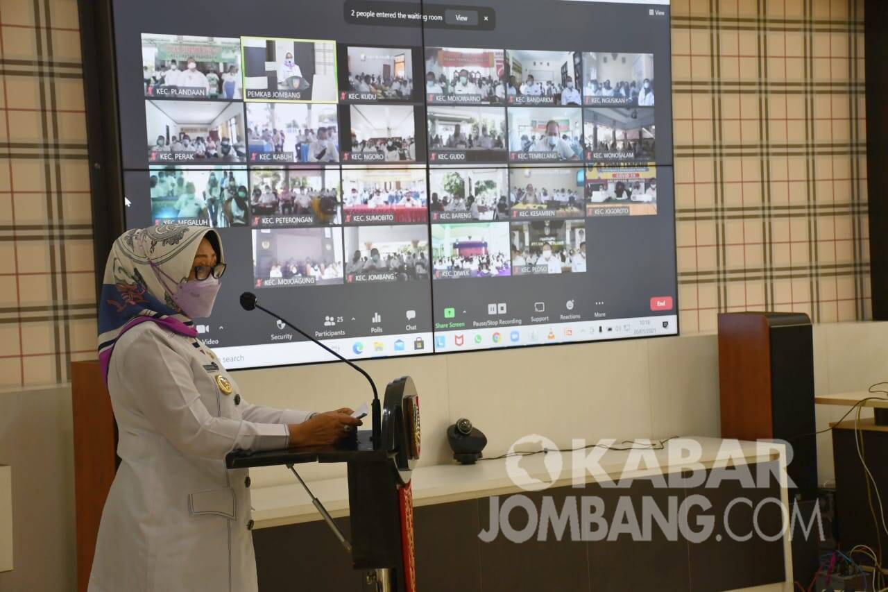 Bupati Mundjidah Wahab saat membuka Sosialisasi Perbup Jombang tentang Pengelolaan Dana Desa (DD), Alokasi Dana Desa (ADD), dan PDRD Tahun 2021 secara virtual.