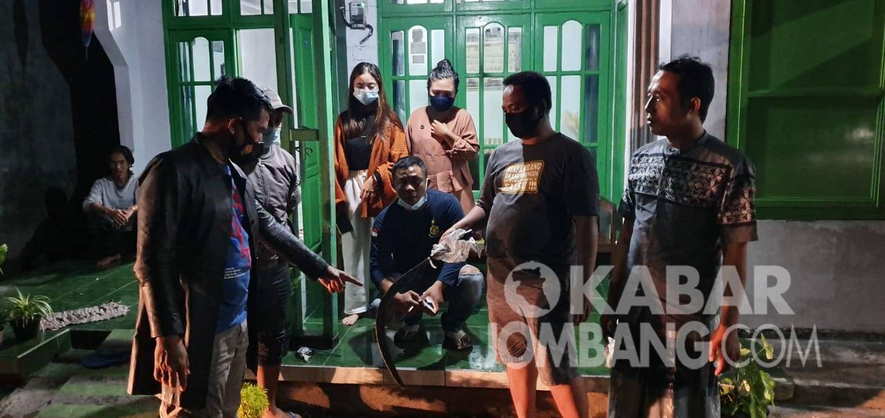 Polisi mengamankan celurit yang dipakai tersangka melakukan penganiayaan dan pengrusakan di Menganto Mojowarno Jombang. Kabarjombang.com/Muji Lestari/