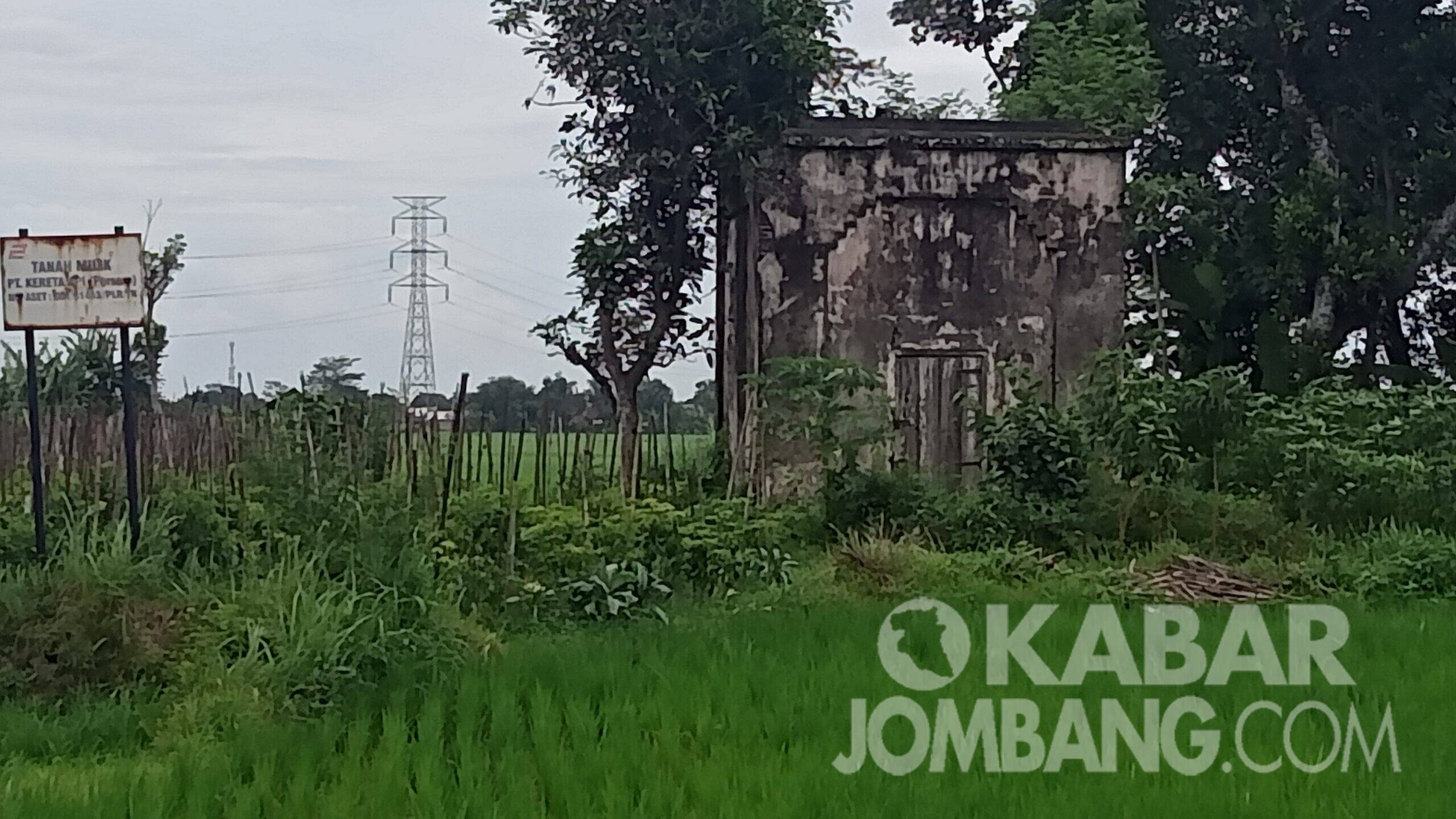Tandon air bekas di bekas stasiun kereta api uap peninggalan kolonial Belanda di Desa Pucangro Gudo Kabupaten Jombang. Kabarjombang.com/Daniel Eko/