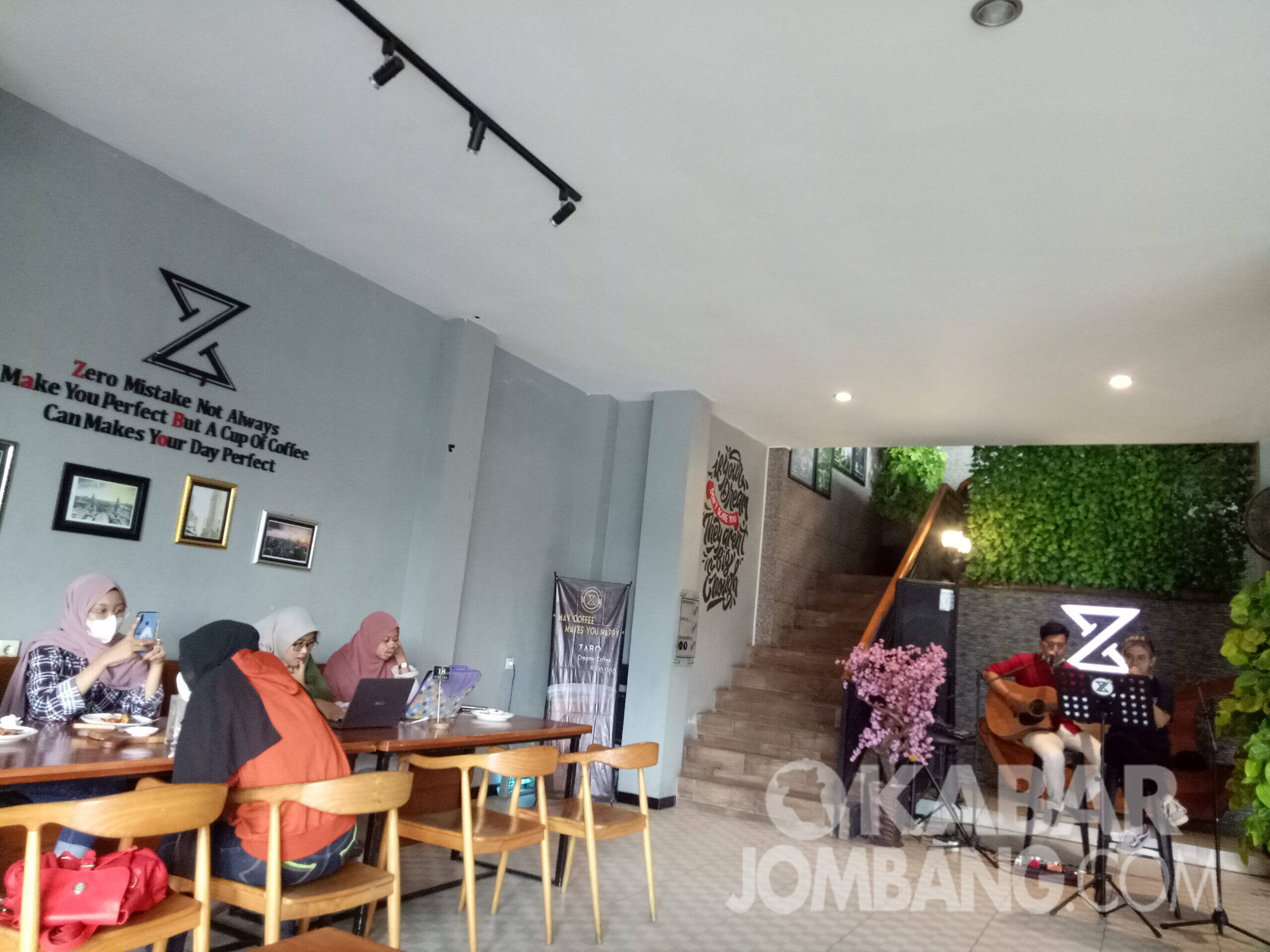 Beberapa pengunjung saat berakhir pekan dengan suguhan live musik di Zabo kafe.