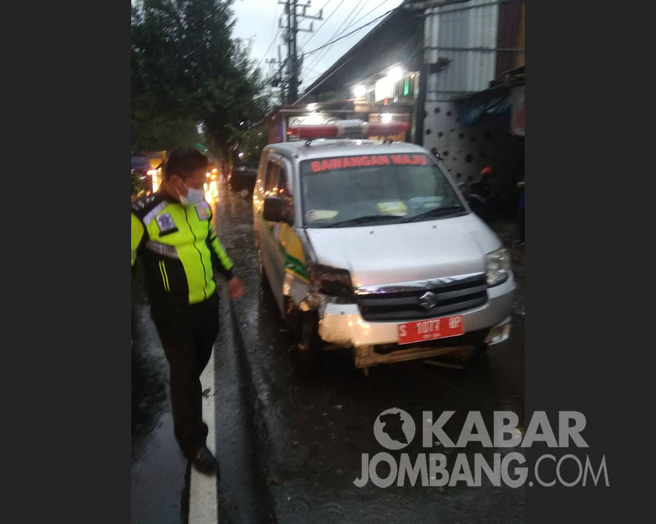Mobil ambulans siaga desa terlibat kecelakaan di Tembelang Jombang. Kabarjombang.com/Daniel Eko/