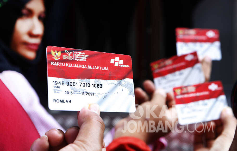 Kartu Keluarga Sejatera untuk pengambilan Penyaluran Bansos Non Tunai Program Keluarga Harapan (PKH). (Foto: Beritasatu)