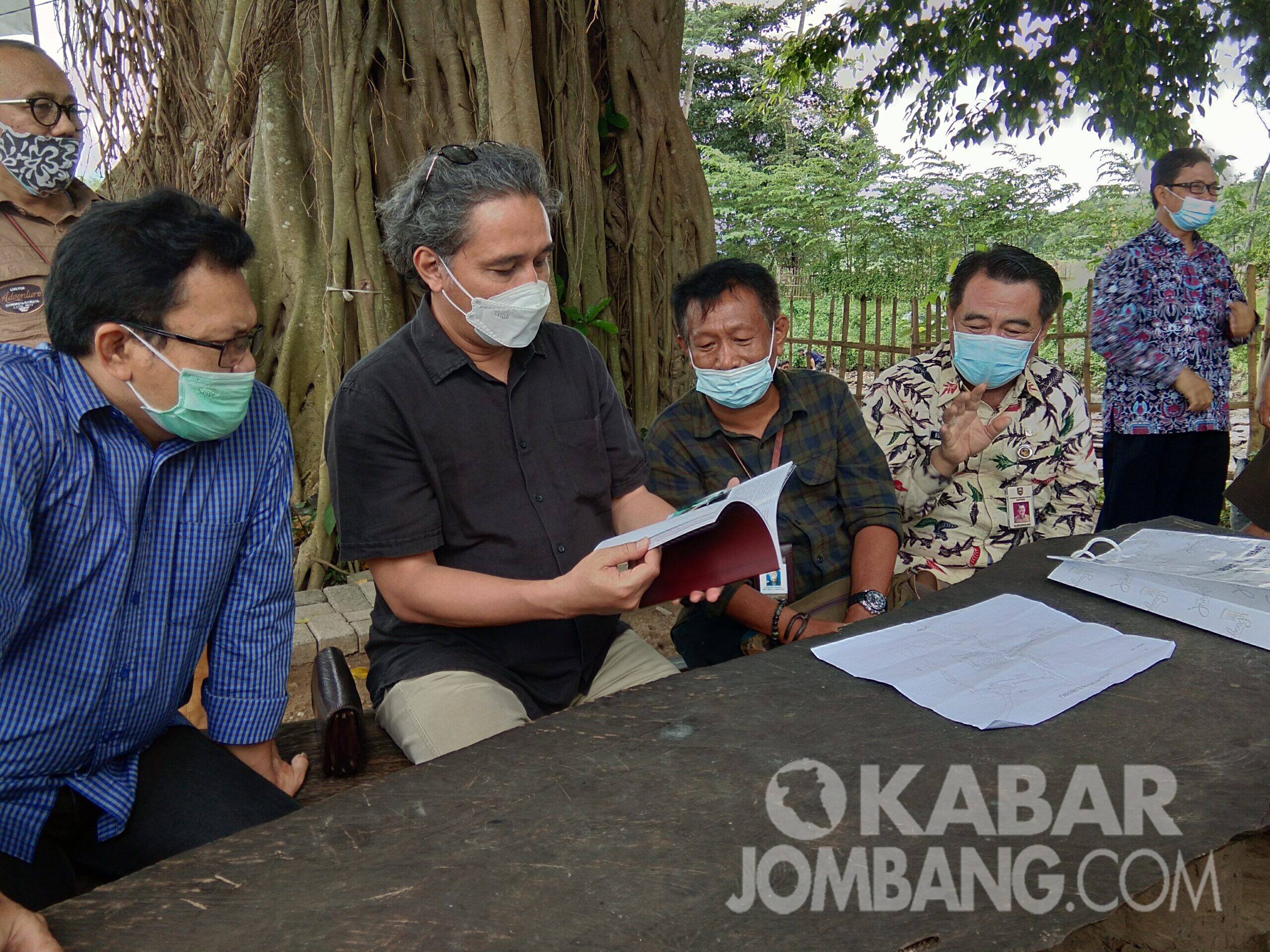 Direktur Jenderal Kebudayaan Kemdikbud, Hilmar Farid (kedua kiri) saat mengunjungi situs Sumberbeji di Dusun Sumberbeji, Desa Kesamben, Kecamatan Ngoro, Jumat (15/1/2021). KabarJombang.com/Anggraini Dwi/