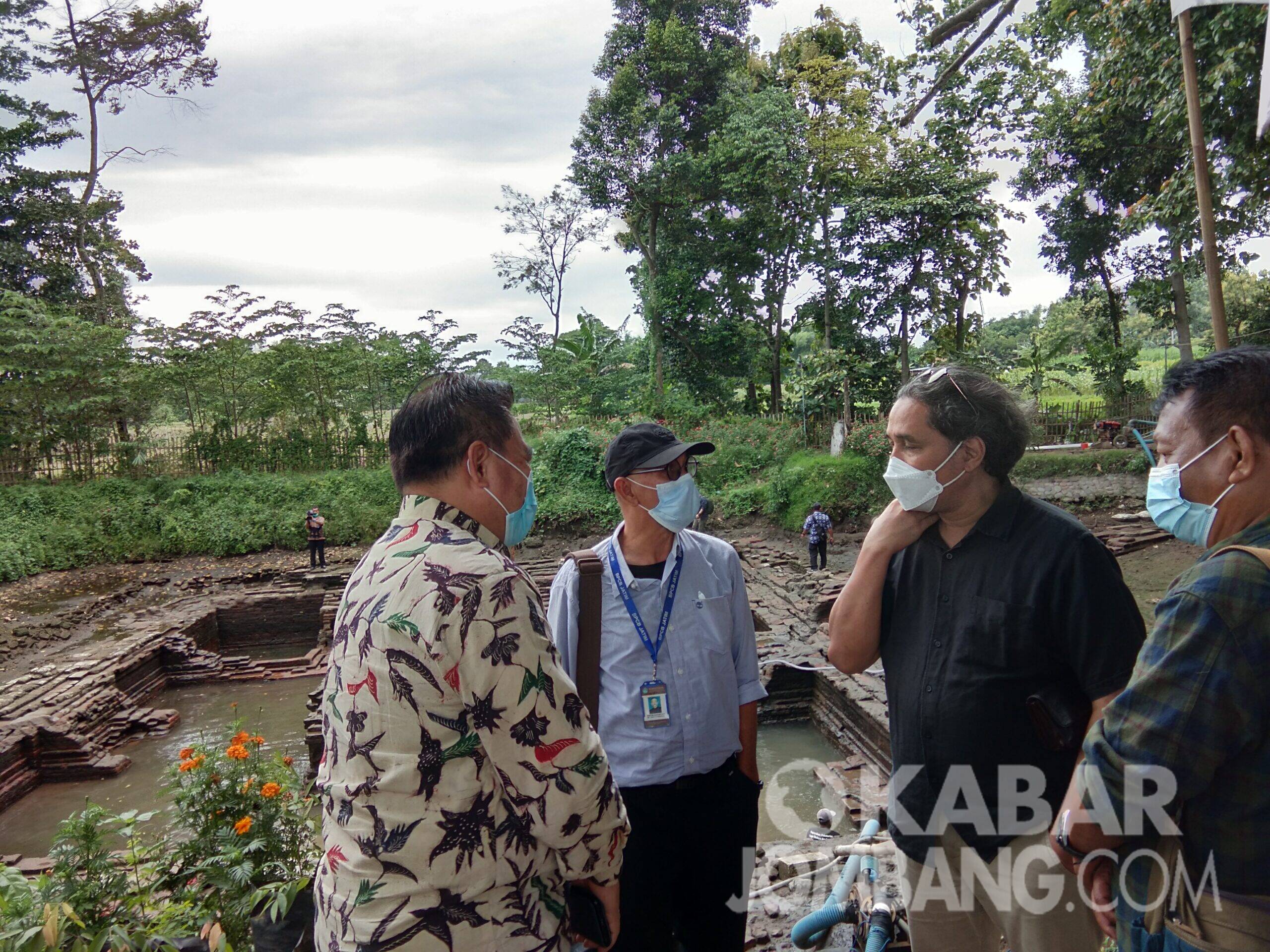 Direktur Jenderal Kebudayaan Kemdikbud, Hilmar Farid (kedua kanan) saat mengunjungi situs Sumberbeji di Dusun Sumberbeji, Desa Kesamben, Kecamatan Ngoro, Jumat (15/1/2021). KabarJombang.com/Anggraini Dwi/