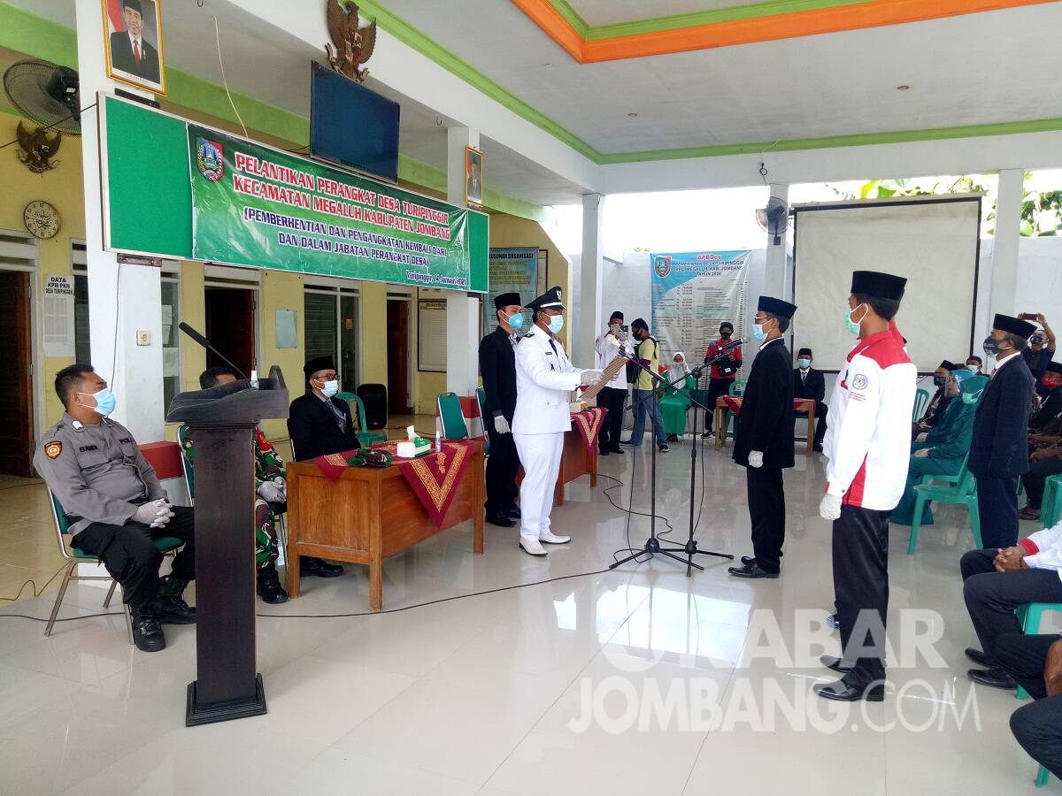 Prosesi pelantikan Sekdes Turipinggir Kecamatan Megaluh Kabupaten Jombang, Kamis (14/1/2021). KabarJombang.com/Diana Kusuma N/