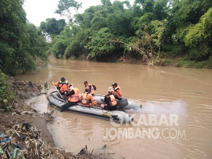 Proses pencarian bocah tenggelam di Dam Jetis Mojoagung, Kabupaten Jombang, hingga hari keenam belum membuahkan hasil, Senin (11/1/2021). KabarJombang.com/Daniel Eko/