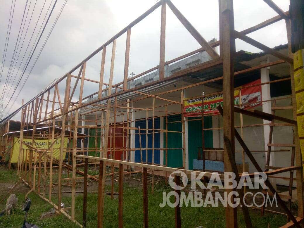 Ruko yang ditutupi dengan bangunan lapak dari kayu di Desa Menganto, Kecamatan Mojowarno, Kabupaten Jombang. KabarJombang.com/Diana Kusuma/