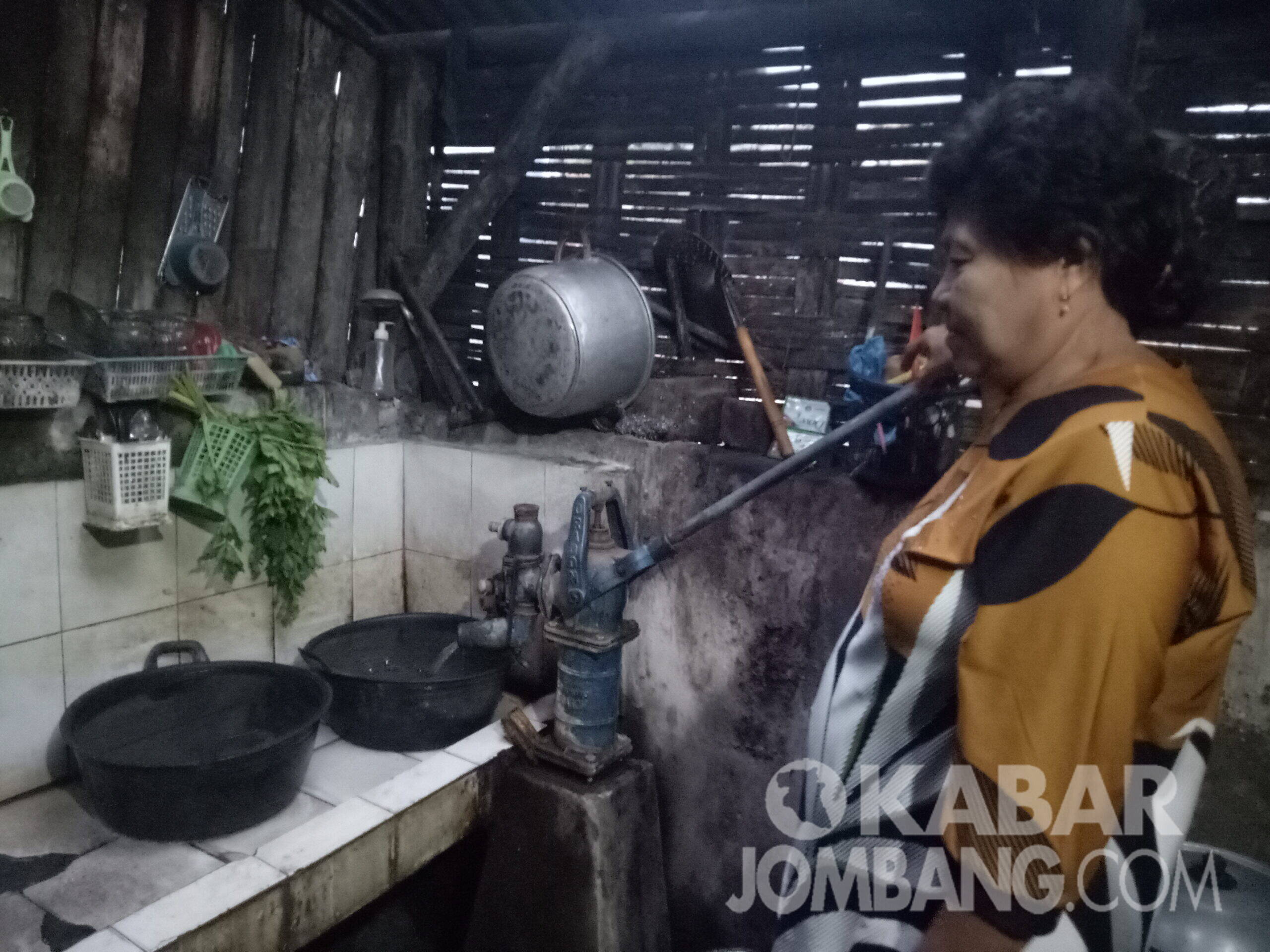 Zaimah, warga Desa Mojongapit Kabupaten Jombang masih menggunakan pompa air manual. KabarJombang.com/Diana Kusuma/