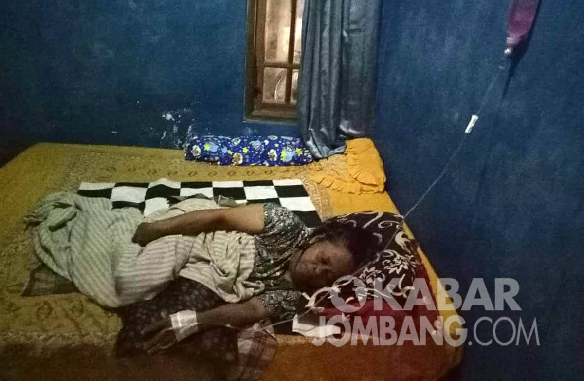Seorang wanita lanjut usia (lansia) bernama Katin berusia 60 tahun warga Desa Kaliwungu, Kecamatan/Kabupaten Jombang memilih tidak pergi ke rumah sakit untuk mencari pengobatan karena takut dicovidkan oleh pihak RS. KabarJombang.com/Diana Kusuma/