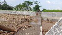 Tumpukan bongkahan kayu dan sampah memenuhi jembatan sungai kali Konto Barongsawahan, Kecamatan Bandarkedungmulyo, Kabupaten Jombang, Kamis (7/1/2021).