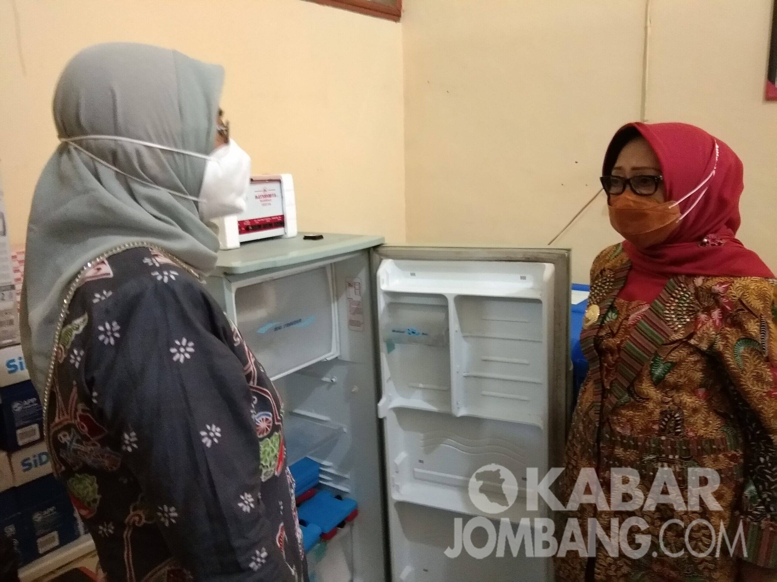 Bupati Jombang Mundjidah Wahab (kanan) saat meninjau vaksin Covid-19. KabarJombang.com/Anggraini Dwi/