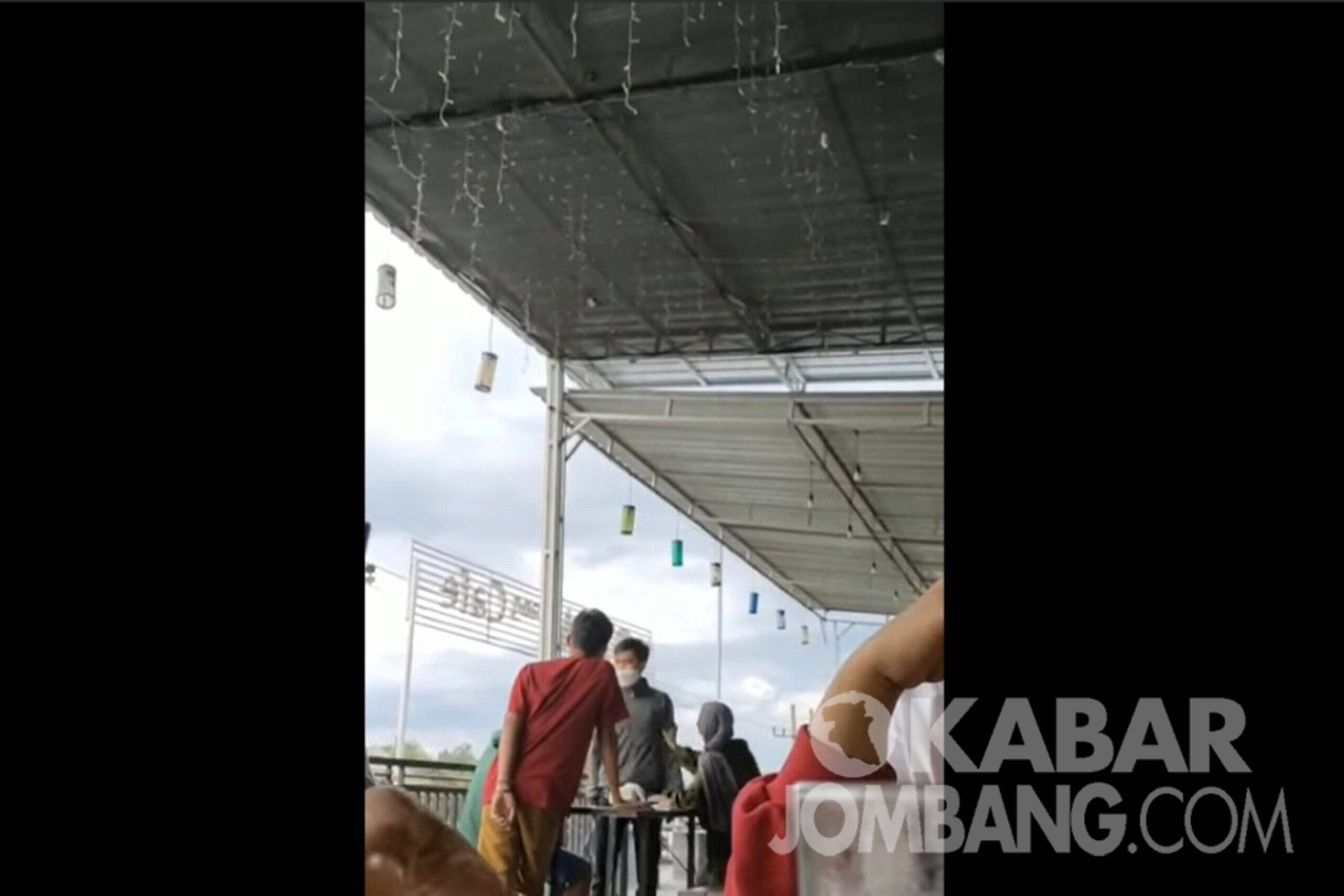 Tangkapan layar video pria di Jombang melakukan penamparan terhadap seorang perempuan.