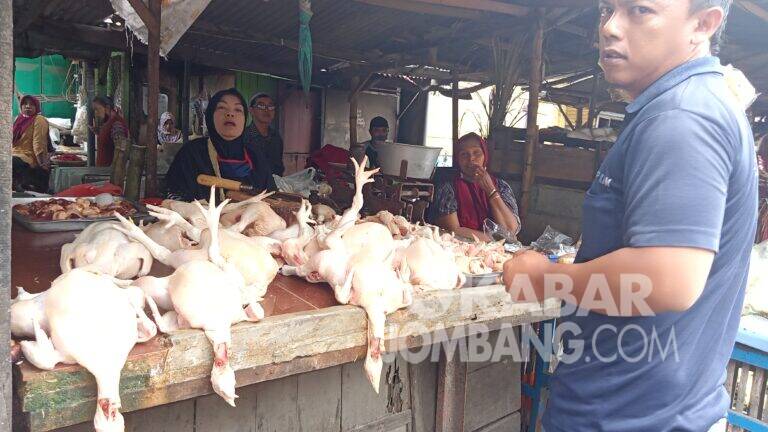 Harga Daging Ayam di Pasar Legi Jombang Turun, Pedagang Sepi 