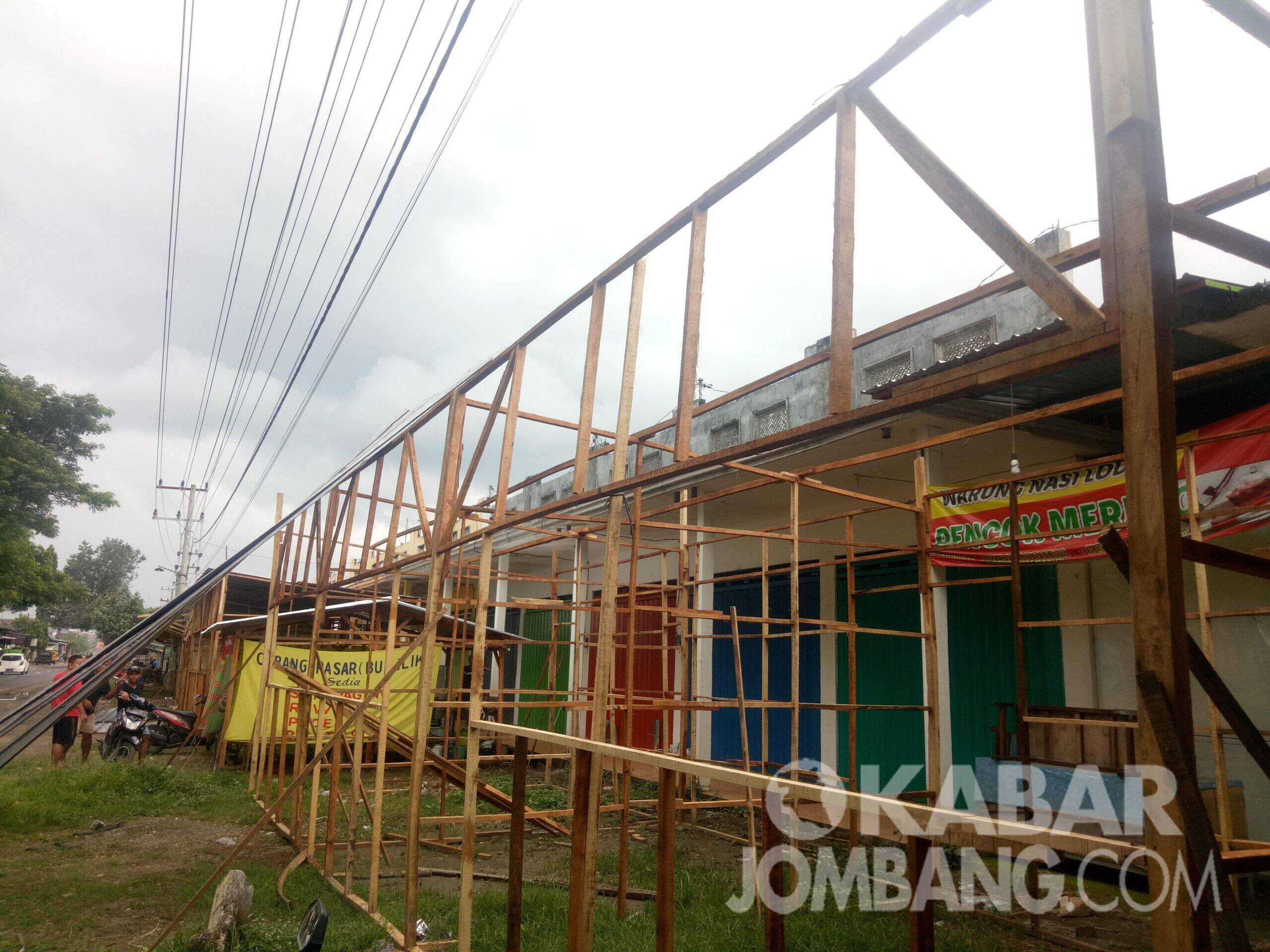 Ruko yang ditutupi dengan bangunan lapak dari kayu di Desa Menganto, Kecamatan Mojowarno, Kabupaten Jombang. (Diana KN).