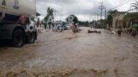 Ruas jalan raya Bandar Kedungmulyo Jombang tergenang air sebabkan kemacetan panjang. KabarJombang.com/Diana Kusuma/