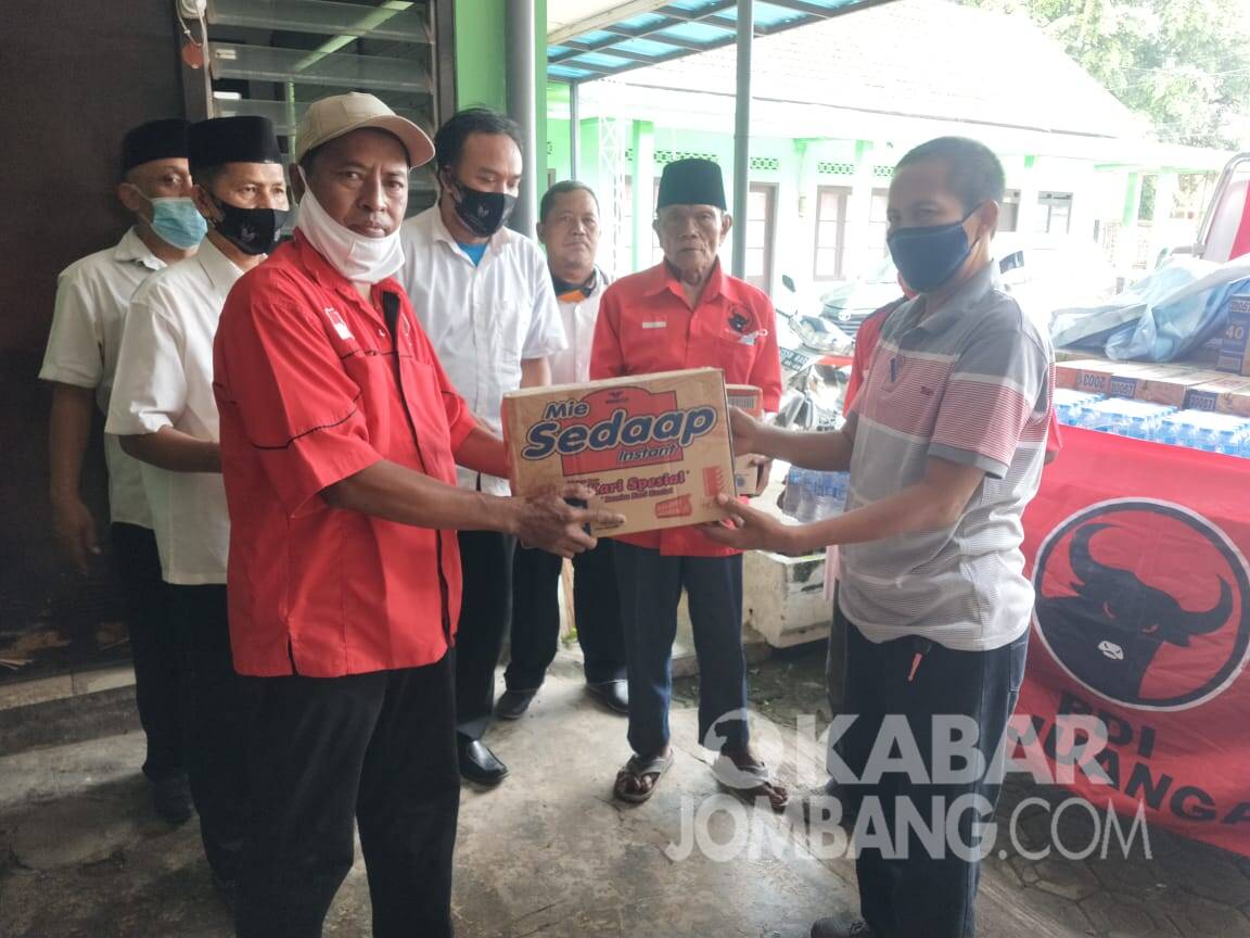 Bantu Korban Banjir Mojoagung, DPC PDIP Jombang Bantu Kirim Sembako