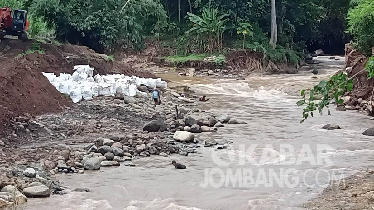 Warga berburu emas di sungai Pakel, Kecamatan Bareng, Kabupaten Jombang. KabarJombang.com/Daniel Eko/