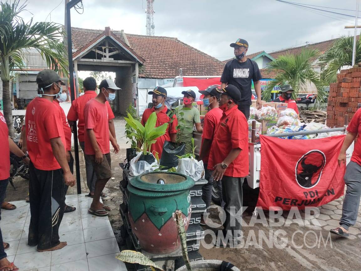 DPC PDIP Jombang Salurkan Bantuan untuk Korban Banjir Bandang