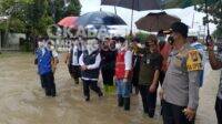 Gubernur Jatim Khofifah Indar Parawasa (tengah) saat meninjau lokasi banjir di jalan nasional Bandar Kedungmulyo Jombang. KabarJombang.com/Diana Eko/