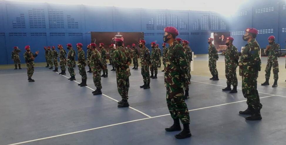 Personel Marinir yang tiba di tennis indoor dalam rangka membantu pelaksanaan PPKM di Jombang (istimewa) 