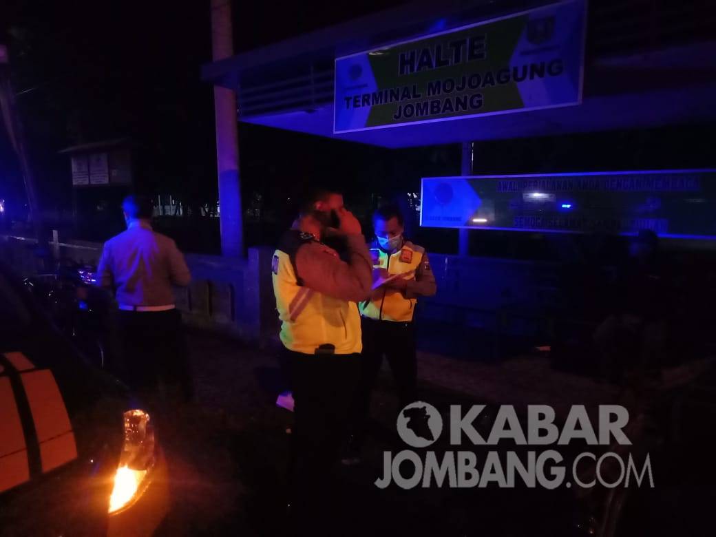 Polisi melakukan olah TKP kecelakaan di Mojoagung Jombang. Kabarjombang.com/Istimewa/