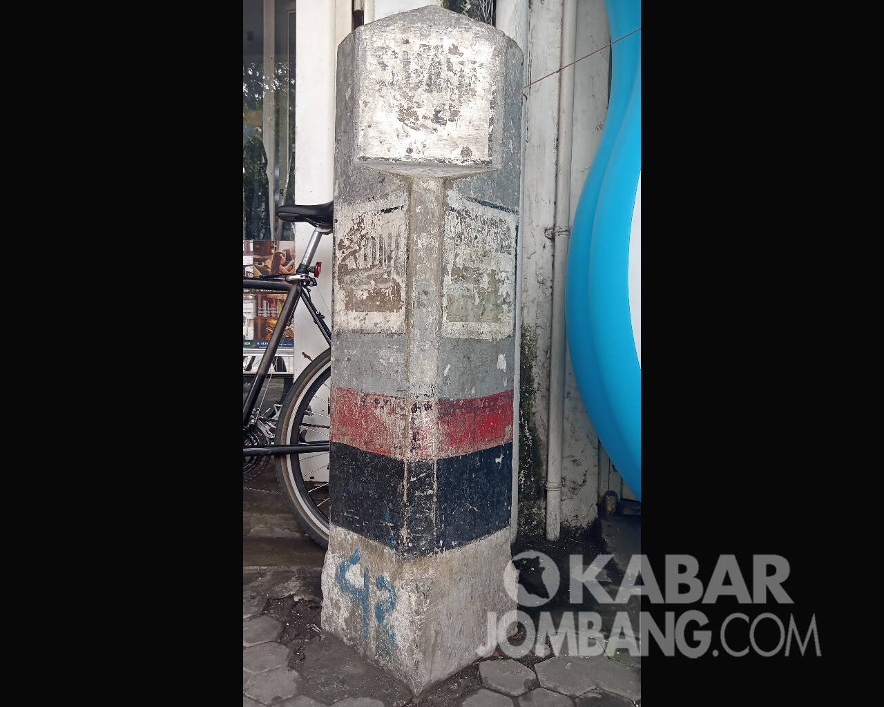 Tugu titik nol kilometer Jombang yang berada di kawasan Pasar Legi Jalan A. Yani kondisinya tidak terawat. Kabarjombang.com/Daniel Eko/