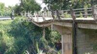Jembatan di Dusun Delik, Desa Brondot, Kecamatan Bandarkedungmulyo, Kabupaten Jombang, nyaris ambruk Minggu (7/2/2021). Kabarjombang.com/Anggraini Dwi/