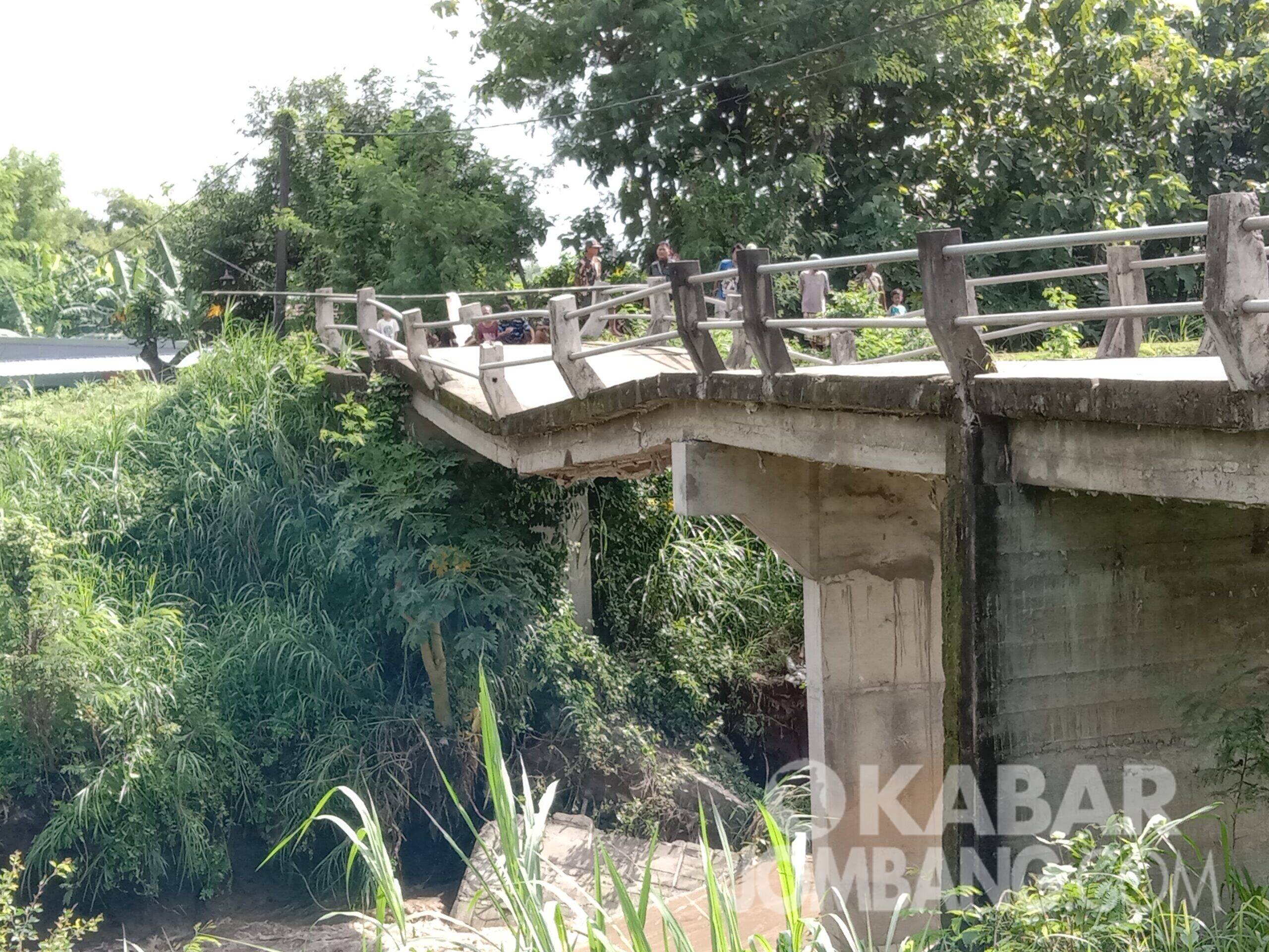 Jembatan di Dusun Delik, Desa Brondot, Kecamatan Bandarkedungmulyo, Kabupaten Jombang, nyaris ambruk Minggu (7/2/2021). Kabarjombang.com/Anggraini Dwi/