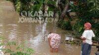 Warga Dusun Kalipuro, Desa BandarKedungmulyo, Kecamatan BandarKedungmulyo, Kabupaten Jombang, menggunakan air banjir untuk wudhu Minggu (7/2/2021).